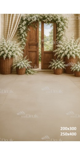 Tło fotograficzne z drewnianymi drzwiami i białymi kwiatami w wiklinowych koszach | E588